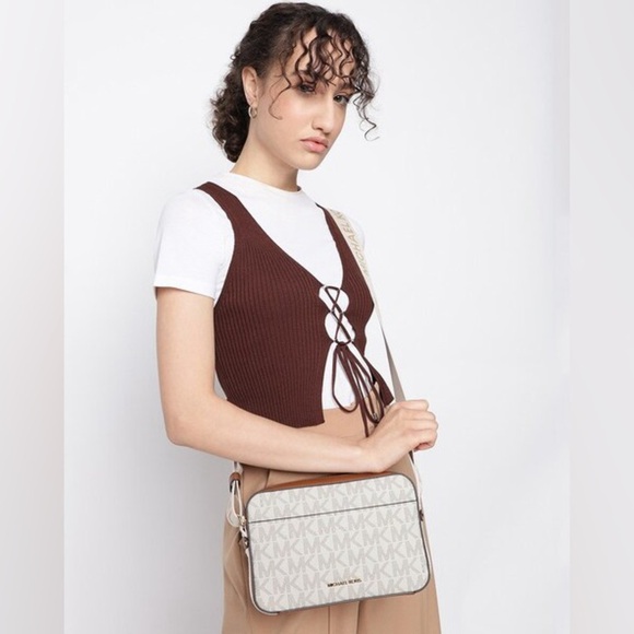 MICHAEL KORS
Maeve Crossbody Bag - Picture 2 of 6